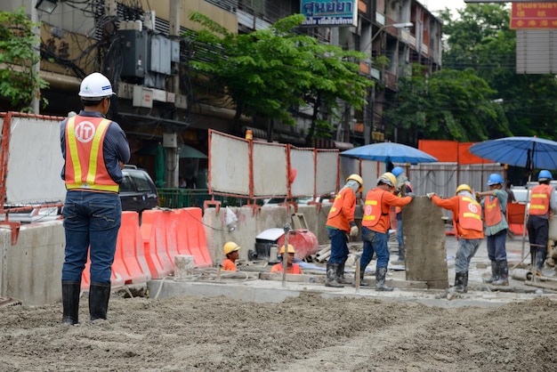 Baik, berikut adalah artikel SEO sepanjang 2000 kata tentang peran dan prospek karir pelaksana lapangan perkerasan jalan beton muda, ditulis dengan gaya penulisan ilmiah baku, dan menggunakan bahasa Indonesia: